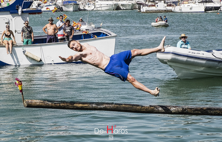 Concurso de la cucaña en el puerto de Estepona