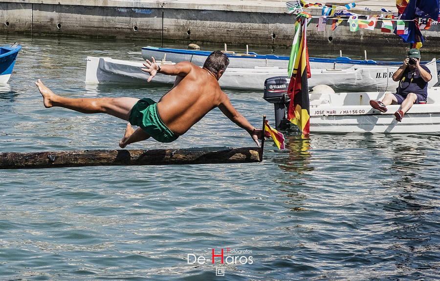 La cucaña en Estepona puerto pesquero