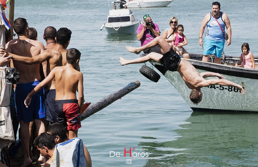 Concurso de la cucaña en el puerto Pesquero de Estepona