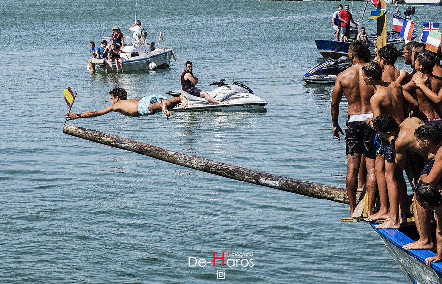 Espectacular concurso de la cucaña